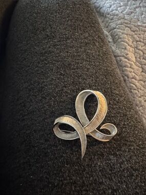 Crown trifari Silver Ribbon Loop Brooch - Textured Metal Pin